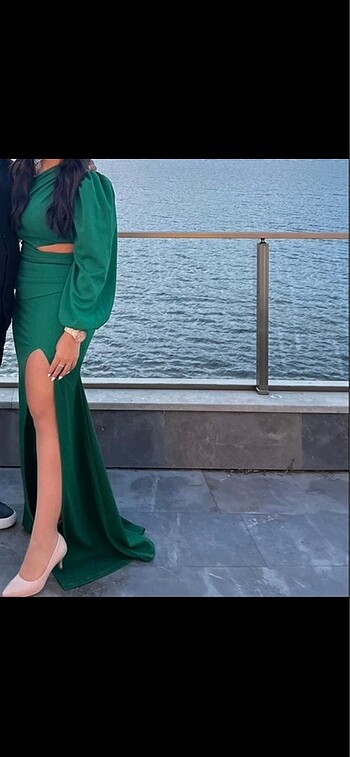 Tek kol yeşil renk yırtmaçlı bel detaylı uzun abiye elbise L be