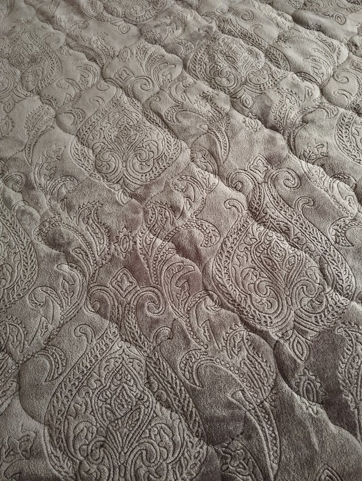 Koyu Mor kadife Desenli Yatak Örtüsü - Görsel 2