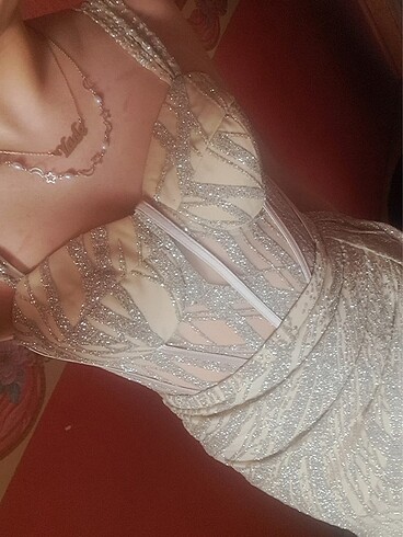 Alfabeta Gold kayık yaka yırtmaçlı uzun simli abiye gece elbisesi