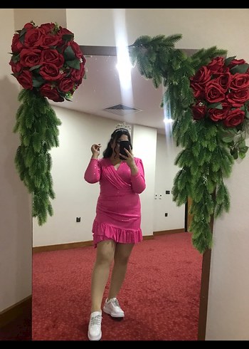 Pembe Midi V Yaka Fırfırlı Kısa Elbise