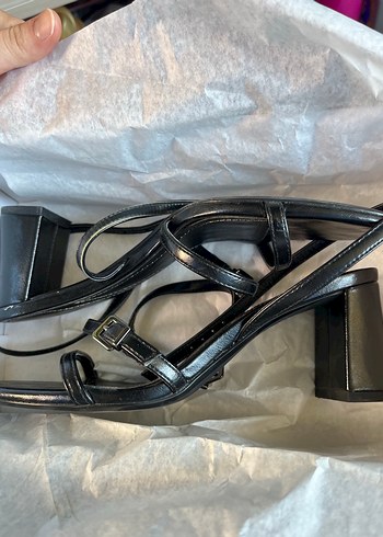 36 Beden Bershka sandalet