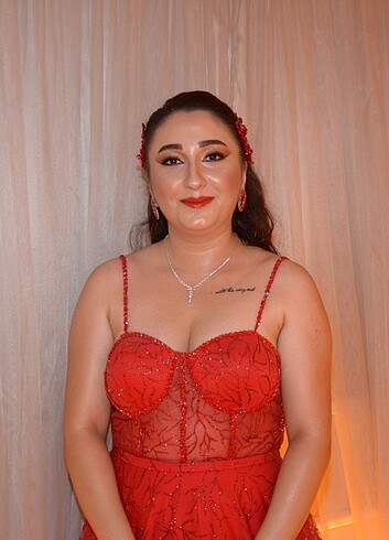 KIRMIZI KINA ELBİSESİ