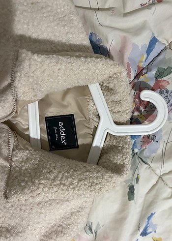 Bej Kadın Peluş Detaylı Şişme Yelek - Görsel 3