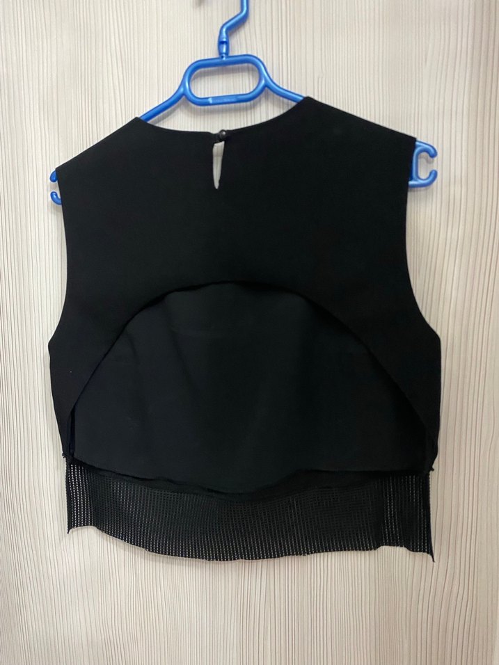 Sırt dekolteli Siyah Kolsuz Bluz - Görsel 2