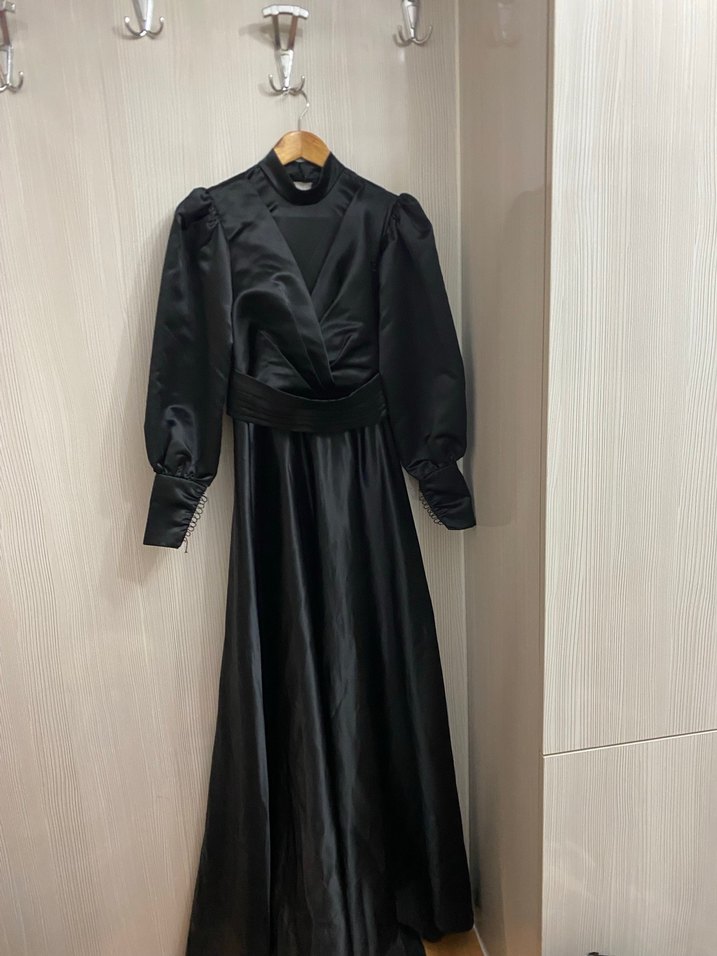 Saten Siyah Uzun kapalı abiye - Görsel 2