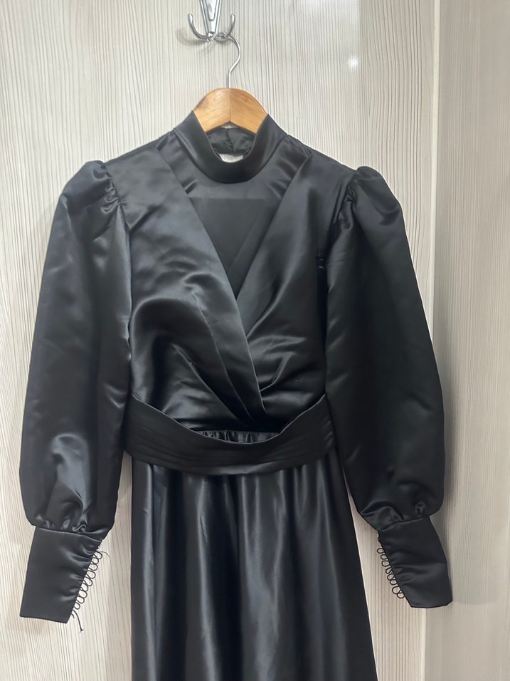 Saten Siyah Uzun kapalı abiye - Görsel 5