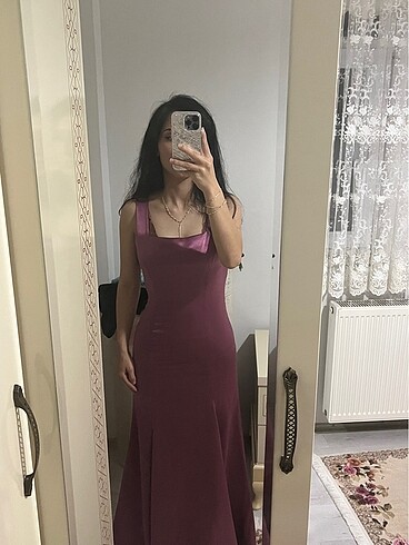 Uzun , kalın askılı, yırtmaçlı, saten elbise