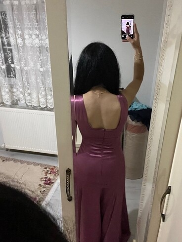 m Beden Uzun , kalın askılı, yırtmaçlı, saten elbise
