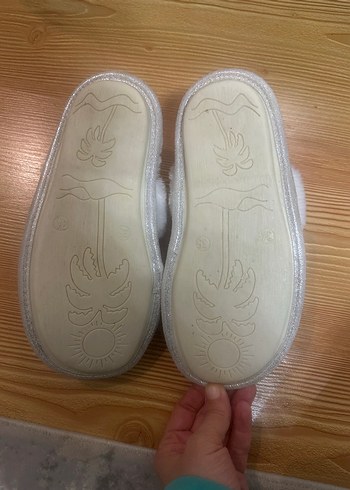 Beyaz Peluş Detaylı Pullu Şık Sıcacık  Ev Terliği 34 numara - Görsel 2