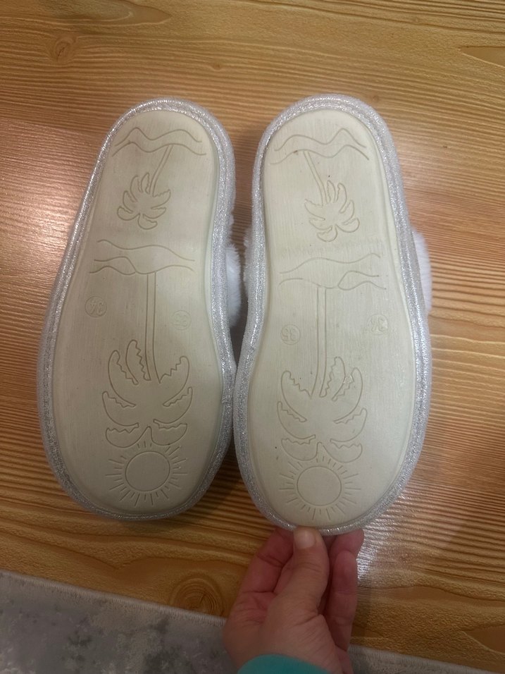 Beyaz Peluş Detaylı Pullu Şık Sıcacık  Ev Terliği 34 numara - Görsel 2