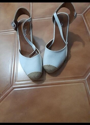 Dolgu topuklu sandalet beyaz deri hasır
