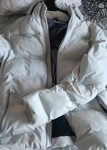 Beyaz Kapüşonlu sıfır ayarında sayılı giyilmistir - Görsel 3