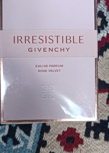 Givenchy Irresistible Rose Velvet Kadın Parfümü