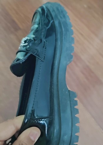 Kızlar İçin Parlak Siyah Tokalı Loafer - Görsel 2