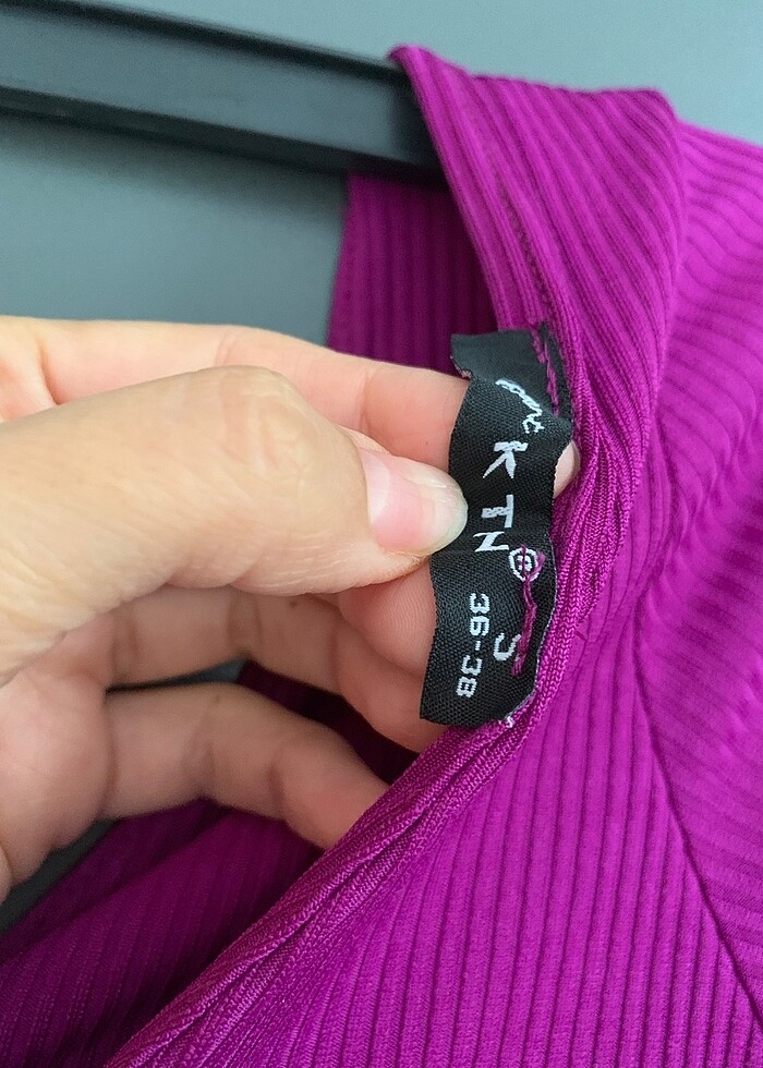 Fuşya renk vücudu saran V yaka elbise - Görsel 5