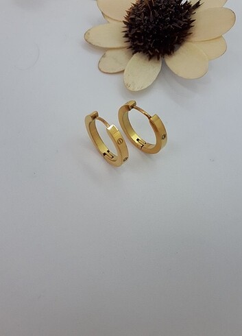 Cartier halka küpe.