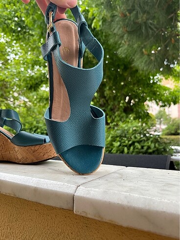 Kadın dolgu topuklu sandalet - Görsel 3