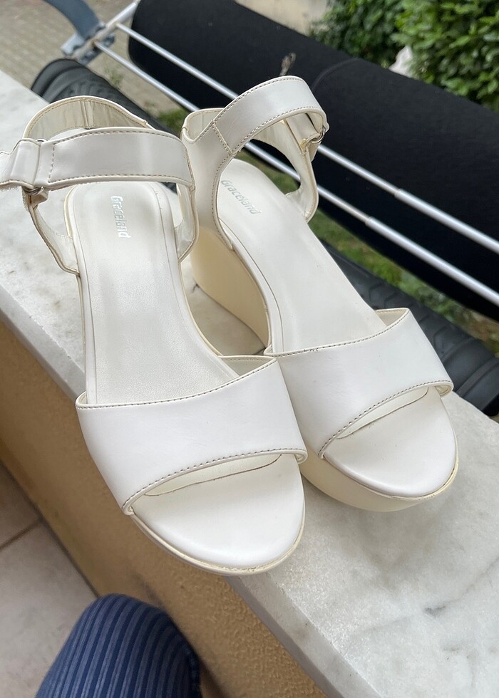 Gelinlik ayakkabısı dolgu topuklu sandalet - Görsel 2