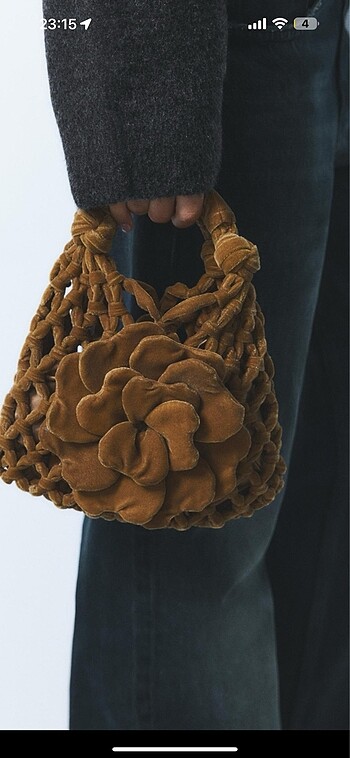 Zara Zara çiçek detaylı kadife çanta