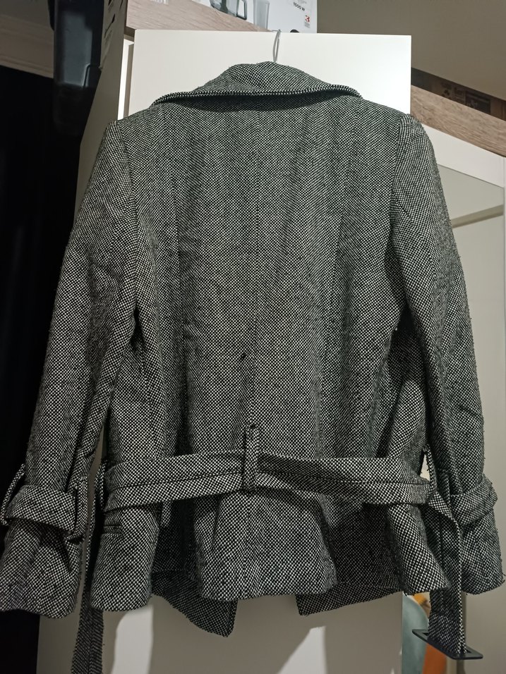 Düğmeli gri kaban - Görsel 3