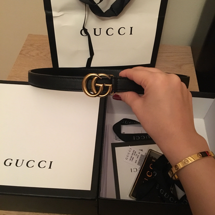 Gucci gucci 2 cm genişliğinde 95cm uzunluğunda logo kemeri