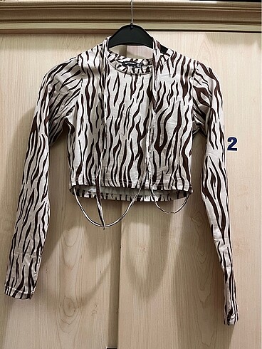 Desenli bağlamalı crop bluz
