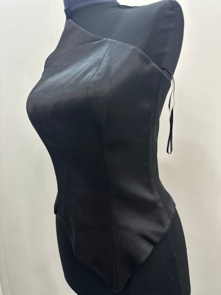 Siyah Yüksek Yakalı Göğüs Korsesi - Görsel 2
