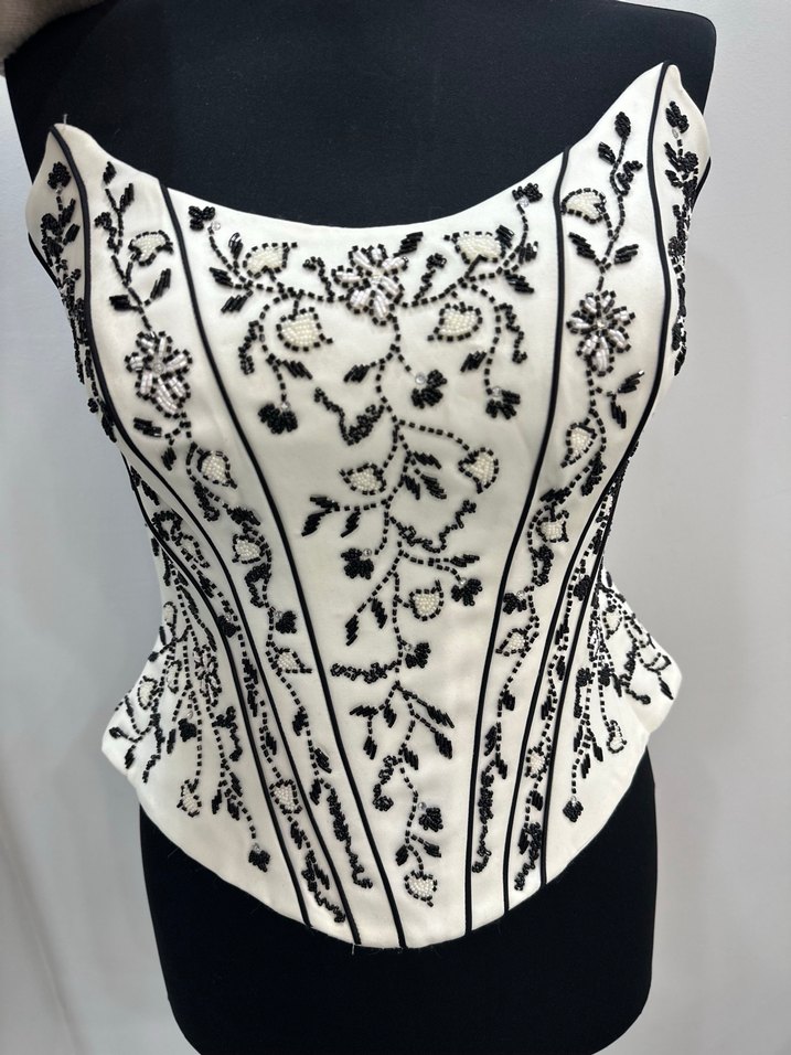 İşlemeli Boncuklu Beyaz Straplez Büstiyer - Görsel 2