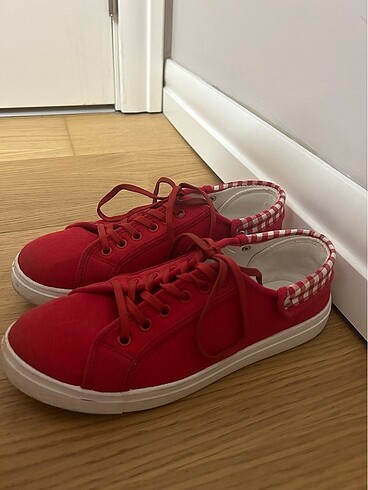 ayakkabı kırmızı