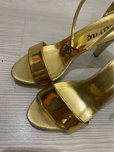 Diğer Gold topuklu ayakkabı