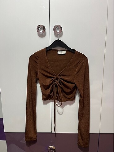 Bershka önü bağlamalı crop