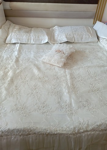 İşlemeli Beyaz Yatak Örtüsü - Görsel 3