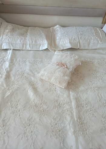 İşlemeli Beyaz Yatak Örtüsü - Görsel 2