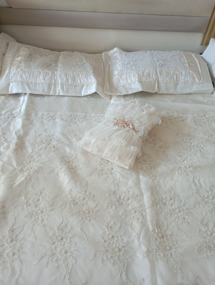 İşlemeli Beyaz Yatak Örtüsü - Görsel 2