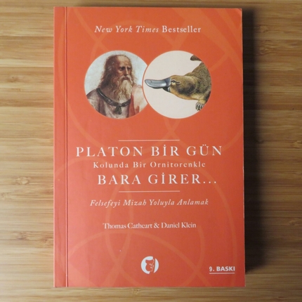 PLATON BİR GÜN KONUDA BİR ORNİTORENKLE BARA GİRER