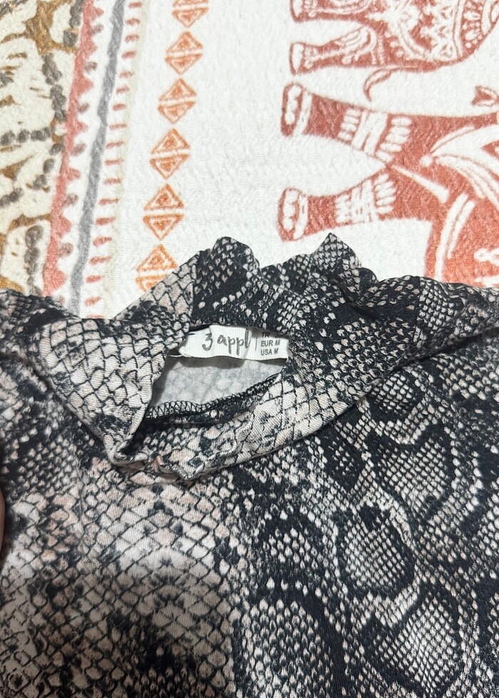 Yılan derisi desenli bluz - Görsel 2