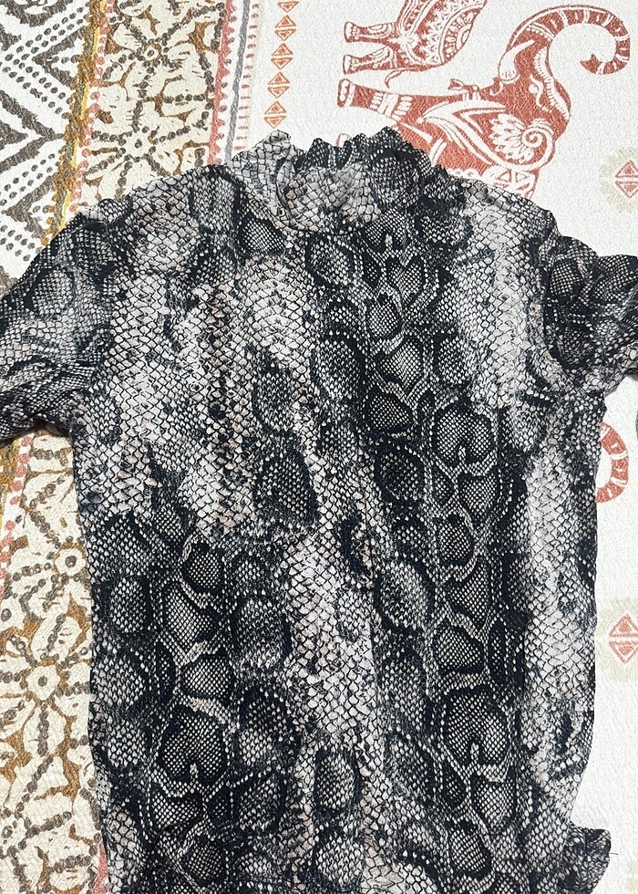 Yılan derisi desenli bluz - Görsel 3