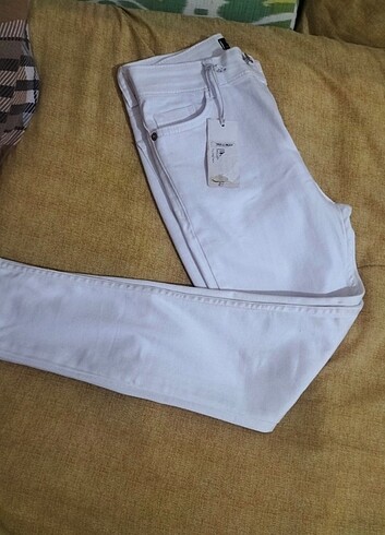 Beyaz dar paça pantolon