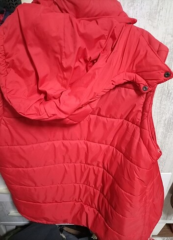 Kapşonlu Şişme mont kırmızı hem yelek hem ceket oluyor - Görsel 3