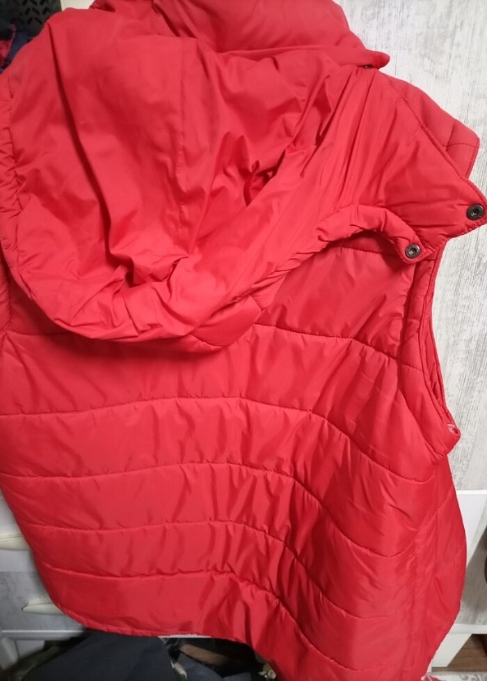 Kapşonlu Şişme mont kırmızı hem yelek hem ceket oluyor - Görsel 3
