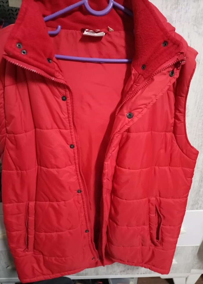 Kapşonlu Şişme mont kırmızı hem yelek hem ceket oluyor - Görsel 4
