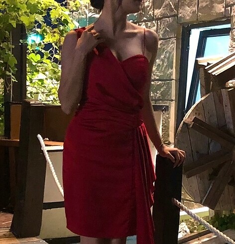 Kırmızı saten abiye elbise
