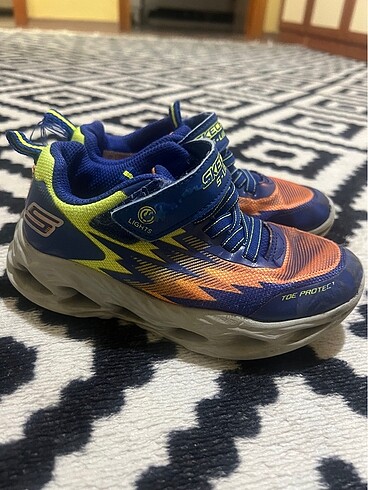 28 Beden mavi Renk Skechers ayakkabı