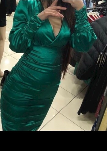 Uzun Kollu, V Yakalı Parlak Yeşil Kadın Abiye Elbise - Görsel 2