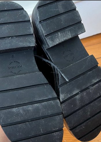 37 Beden siyah Renk Pull&bear Parlak Siyah Deri Gotik Tokalı Kadın Botları