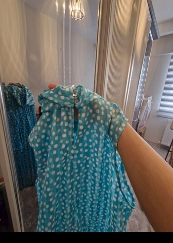 Puantiyeli Turkuaz Dökümlü Sıfır Kol Gömlek - Görsel 2