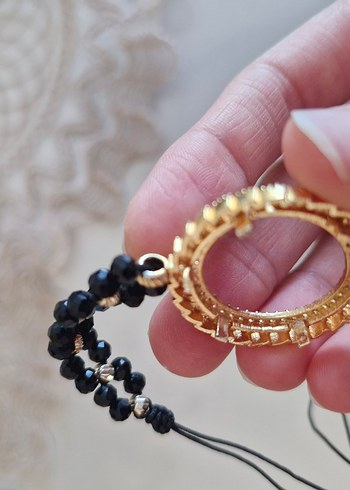 Siyah Boncuklu Yarım Altın Çerçeveli 
Bileklik - Görsel 2