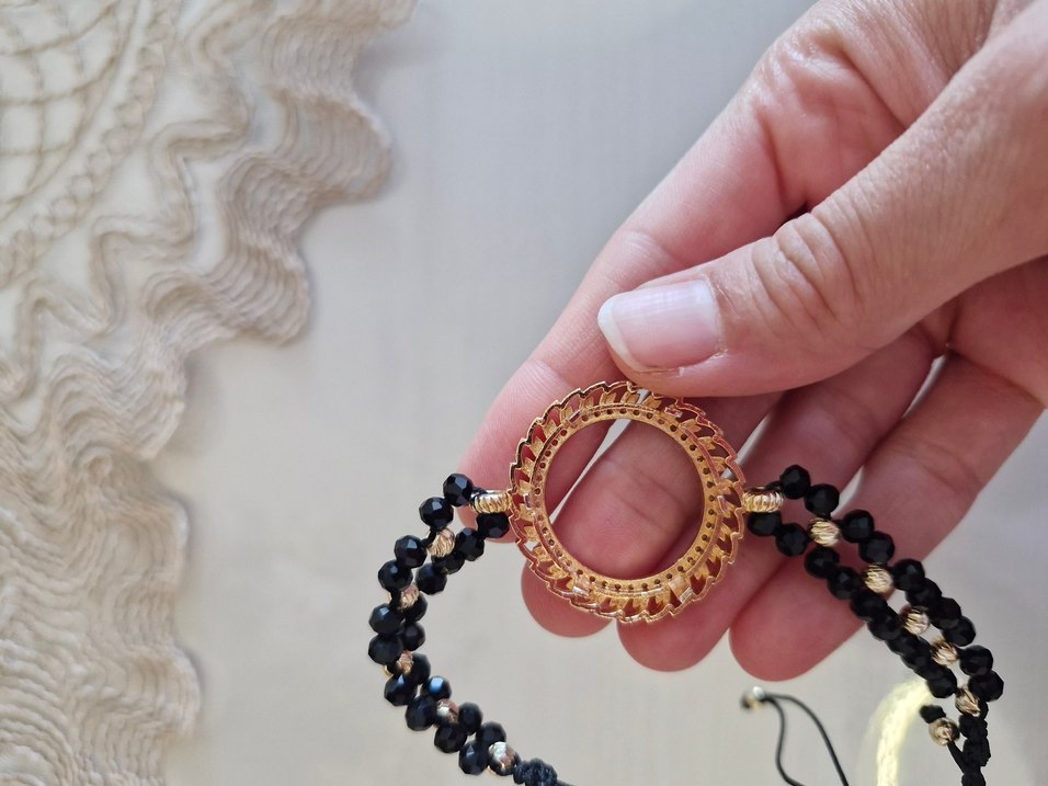 Siyah Boncuklu Yarım Altın Çerçeveli 
Bileklik - Görsel 3