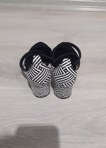 Kare Topuklu Siyah Beyaz Zebra Desenli Kadın Ayakkabı - Görsel 2