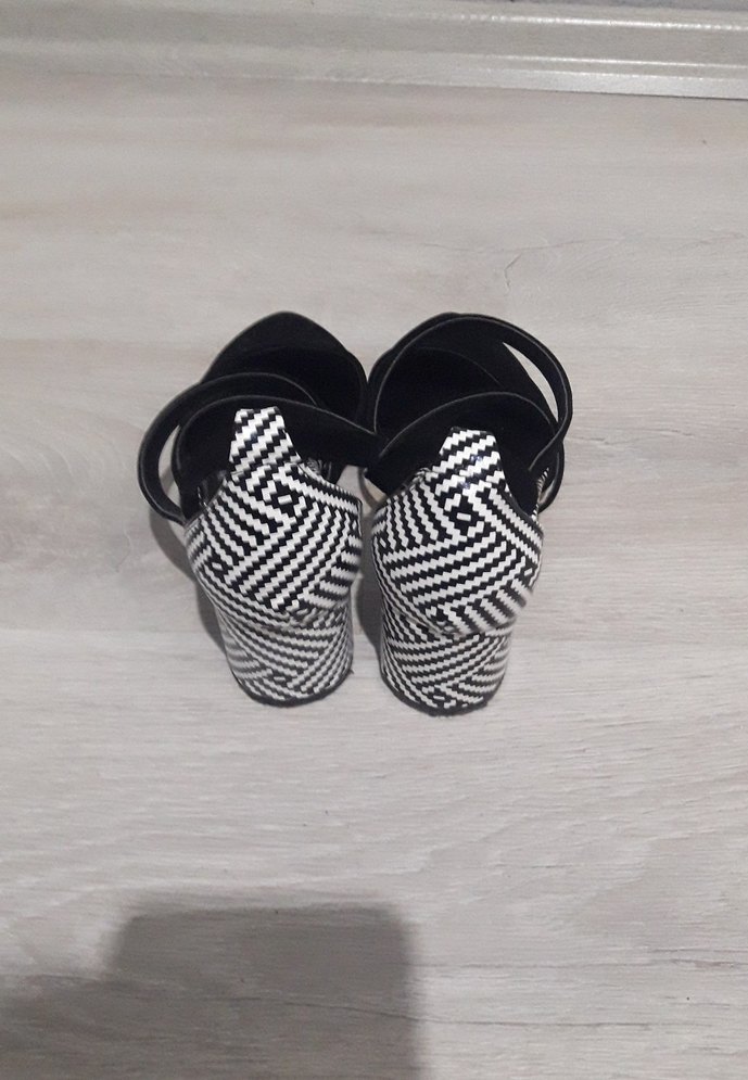 Kare Topuklu Siyah Beyaz Zebra Desenli Kadın Ayakkabı - Görsel 2